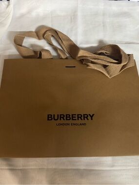 Burberry 💯% Authentic iconic paper shopping bag — like new — Ideal for gifting.